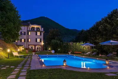 Image de Villa Vorno est une belle villa près de Lucques, avec piscine privée, air conditionné, 5 chambres 3 c