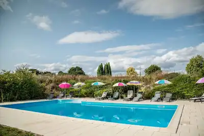Image de Cottage avec piscine chauffée partagée à Le Haut Gué dans la vallée de la Loire