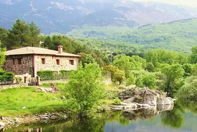 Image de Grandes maisons de campagne près de Madrid, pour groupes de 20 à 27 personnes, piscine