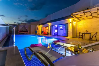 Image de Belle villa de lune de miel avec piscine extérieure isolée et piscine intérieure chauffée