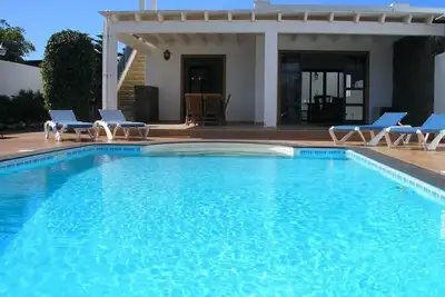 Image de Fabuleuse villa de deux chambres, deux salles de bains, grande piscine chauffée et terrasse