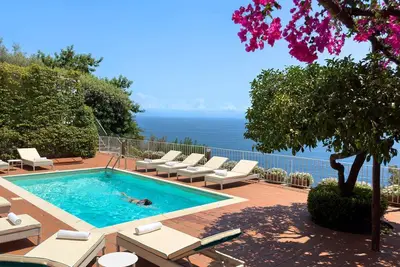 Image de Villa Sole di Amalfi est une belle propriété avec piscine privée, jacuzzi, vue sur la mer, 6 chambres 6