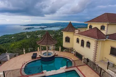 Image de Villa 5br - Vue mer \/ WiFi \/ Piscine \/ Ac \/ Femme de ménage