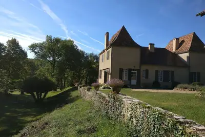 Image de Belle demeure entourée de la vie privée et de toutes les commodités souhaitées