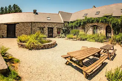 Image de Charmante petite maison du 17ème siècle près du lac du Guerledan. Piscine chauffée, Grand terrain