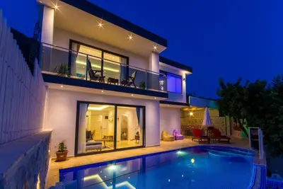 Image de Villa lune de miel de luxe avec piscine intérieure chauffée, bain turc, sauna et vue sur la mer
