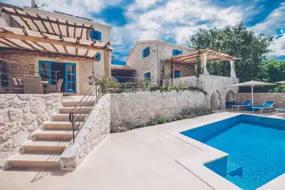 Image de Villa en pierre unique avec piscine chauffée, grand jardin, sauna et barbecue