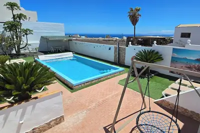 Image de Villa Roja (6), petit complexe avec piscine, aire de jeux et terrain de pétanque au centre