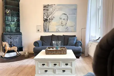Image de Propriété familiale de rêve avec grand jardin, terrasse de salon, sauna et cheminée