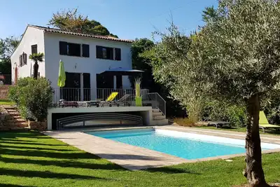 Image de Maison rénovée avec piscine chauffée et climatisation dans le Var