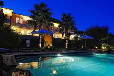 Image de villa haut standing*** avec piscine chauffée, proche centre ville