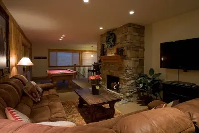 Image de 6bd / 6bth Penthouse! 2 bains à remous, table de billard, vue sur mtn, très bien situé!