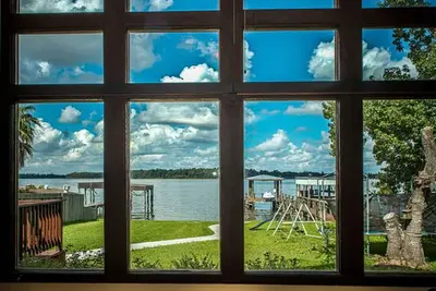 Image de Superbe 3 chambres 3 salles de bain au bord de l'eau Ă la maison!