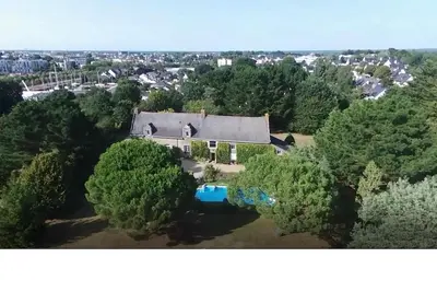 Image de Grande maison familiale, piscine à 27 degrés, 10 min à pied du centre de Vannes,