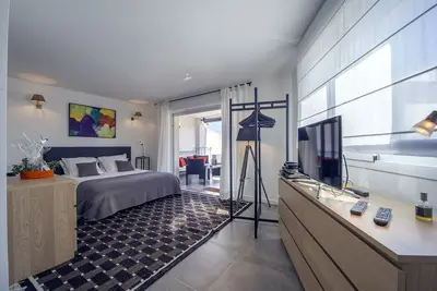 Image de Studio avec terrasse en bord de plage, résidence avec piscines, tennis, etc