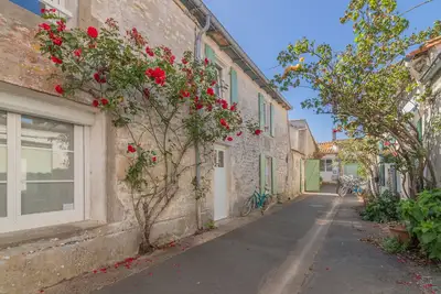 Image de En coeur du village, maison de famille entièrement rénovée avec grande terrasse