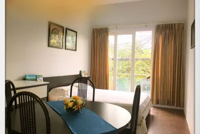 Image de Chambre spacieuse avec balcon ensoleillé à Hanoi