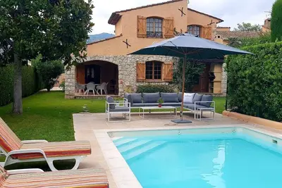 Image de Magnifique villa rénovée au style provençal avec piscine et quai privé.