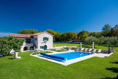 Villa en pierre avec piscine, grand jardin, vue mer, dans un quartier très calme