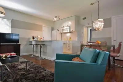 Image de Retro Mod Cottage - Super cottage autonome privé sur un bâtiment de 3