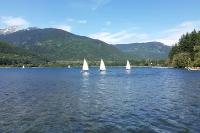 Image de 2 Br Whistler Lakefront Condo