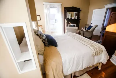 Image de Unique, calme, privé, charmante suite au coeur du centre-ville de Huntington.