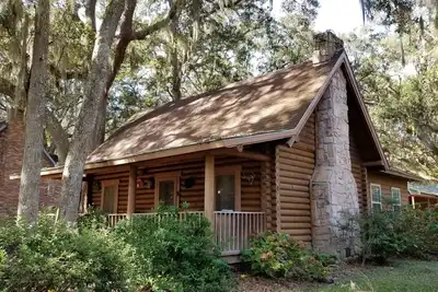Image de Riverfront Log Cabin, Bois profond de Géorgie du Sud. Tu vas venir! Les poissons sautent