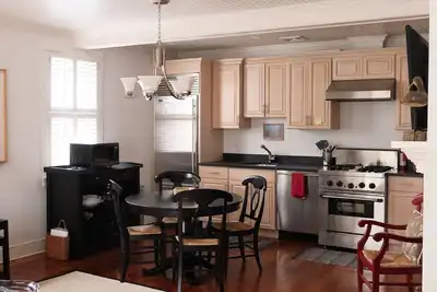 Image de Entièrement rénové condo 2br en ville, à pied de la rue principale!