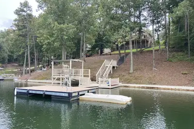 Image de Belle maison au lac calme pour les petits groupes