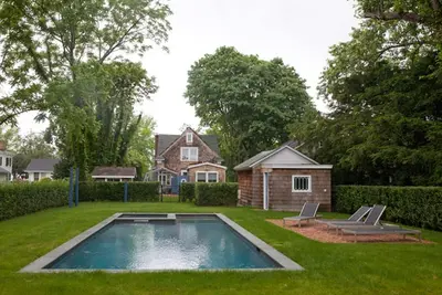 Image de * Nouveau * Cottage historique rénové avec piscine Bellport Village