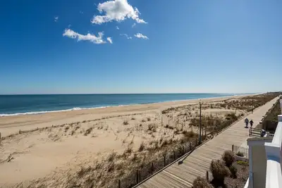 Image de Tarifs réduits! Ocean Front w / Amazing Views 5br Villa Sleeps 12 Downtown Rehoboth Beach