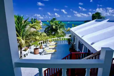 Image de Villa de luxe, face à la mer, en ville, unique en son genre! ! !