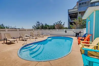 Image de Cozy Oceanfront Home dans Salvo w / piscine privée, bain à remous, salle de jeux, chien-friendly