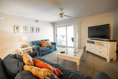 Image de 2br / 2ba | Waterfront 2nd Floor Condo B23 | Belles vues | Quais de bateau