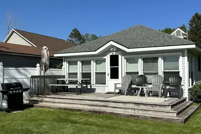 Image de Maison de 2 chambres sur tous les lacs de sport Ă Traverse City
