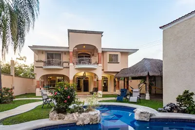 Image de Belle maison avec jardin piscine 5 chambres \/ 5 bains pour 12 personnes