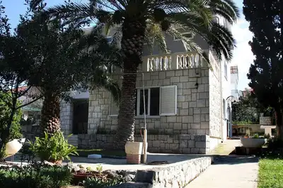 Image de Villa confortable en bord de mer en pierre avec grand jardin Eos-Croatie