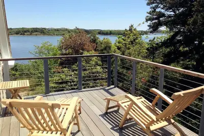 Image de Belle maison 4bd Waterfront - privé et isolé, front de mer de la rivière Pamet, A / C et véranda