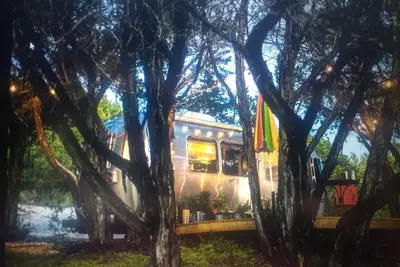 Image de \"Moonbeam\" l'Airstream à Round Mountain Ranch