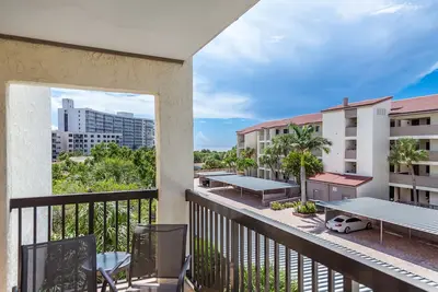 Image de 2 chambres, 2 salles de bains, 6 couchages avec un balcon ouvert!