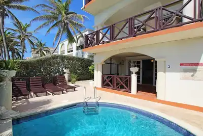Image de Apt en bord de mer avec 2 lits et piscine près du surf - Rosalie # 2