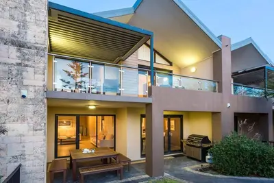 Image de TheIdealSurfside Setting on Yallingup Beach