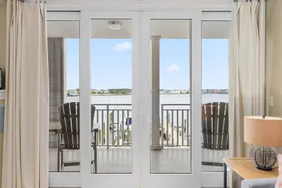 Image de Downtown Bayfront Condo jetée de pêche privée de superbes vues à 2 pâtés de maisons de la plage