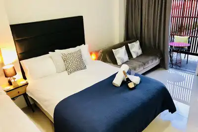 Image de Studio élégant, pour 4 personnes, bon de pizza Bondi de 20 $ et céréales pour petit-déjeuner