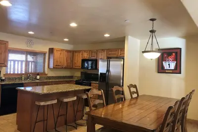 Image de Vue de la station de ski! 4bd, 3. 5bth, bain à remous privé, garage 2 voitures.
