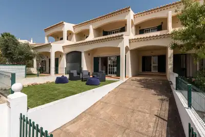 Image de Beach House Vale de Azinhaga (Wifi / Jardin / Terrasse sur le toit)