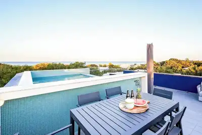 Image de Azotea Luxe Rooftop Oasis with Pool and Bay Views