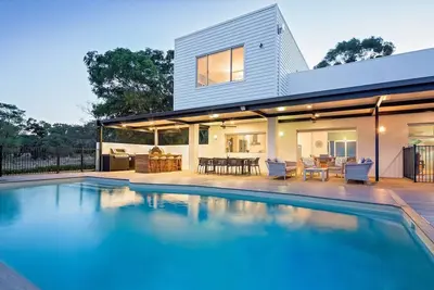 Image de Oasis Tranquil Getaway with Pool and Scenic Outlooks