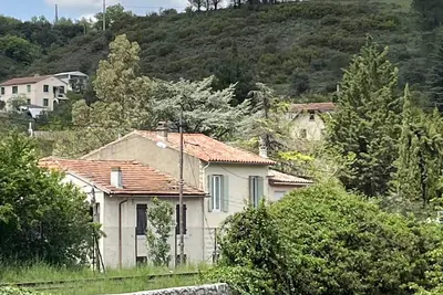 Image de Charmante maison de village de 2-3 chambres, jardin clos, terrasse ensoleillée, parking, wifi.