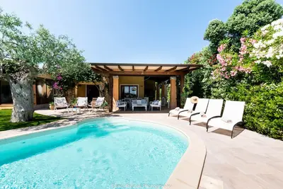 Image de Villa Ambra avec piscine privée à Chia, à quelques pas de la plus belle plage